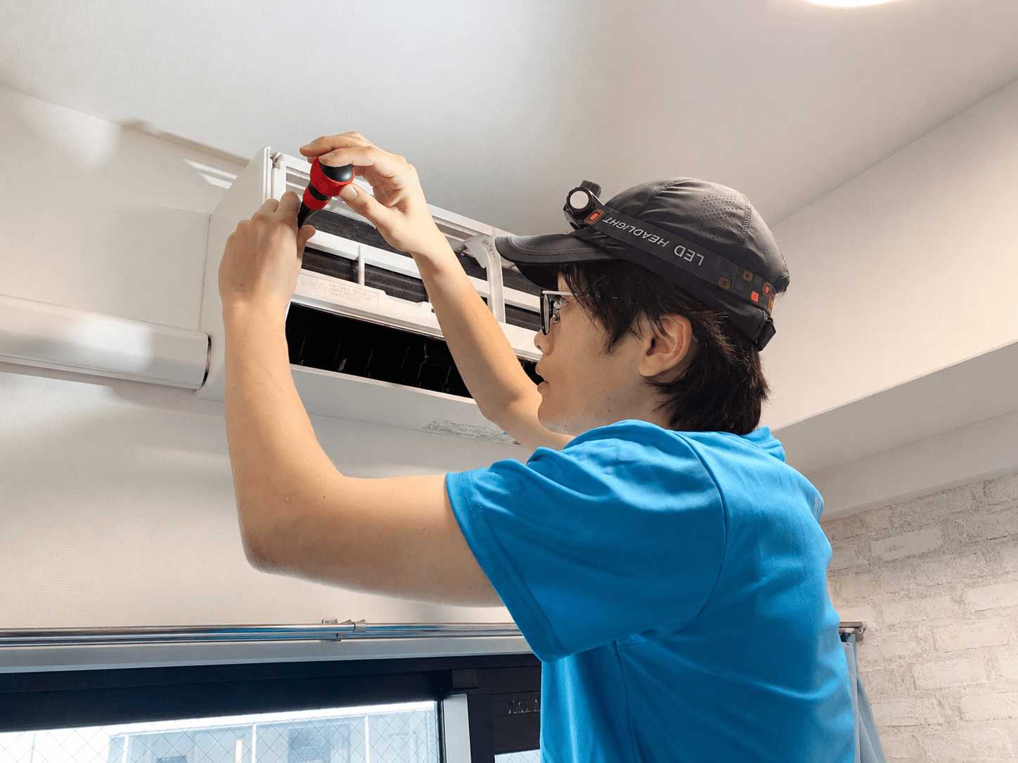 エアコンを分解して洗浄する作業